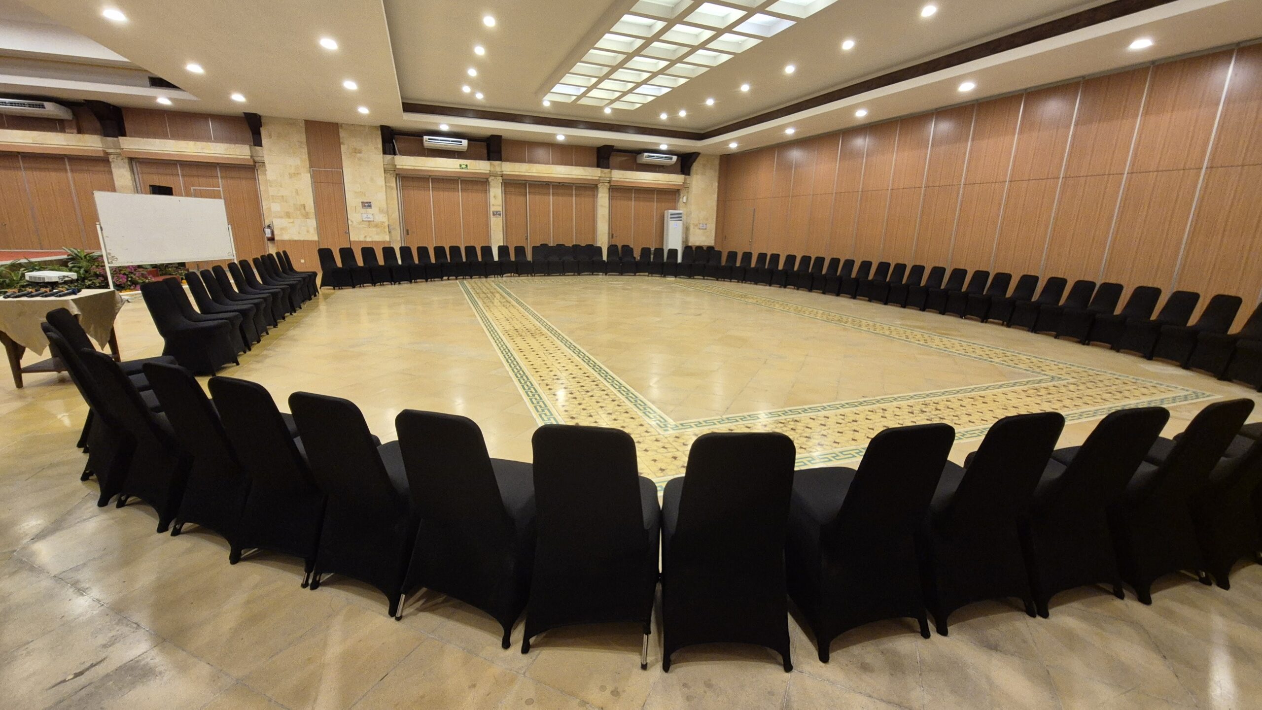 Stoelen in een kring, klaar voor een NVC-bijeenkomst